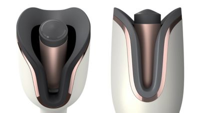 使用 StyleCare 加熱刷造型頭髮的女性