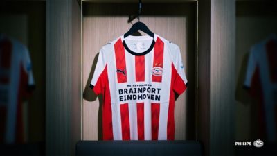 PSV players collaborating with sports scientist using AI driven performance analysis tools
