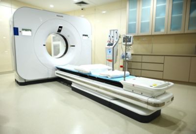 ระบบเครื่องเอกซเรย์คอมพิวเตอร์สเปกตรัม Philips Spectral CT พร้อมเตียงผู้ป่วยในห้องรังสีวิทยาของโรงพยาบาล