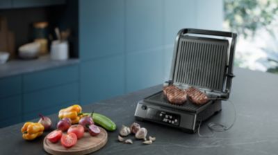 Philips Kontaktgrill 7000 Series HD6307/70 grilling steaks in kitchen