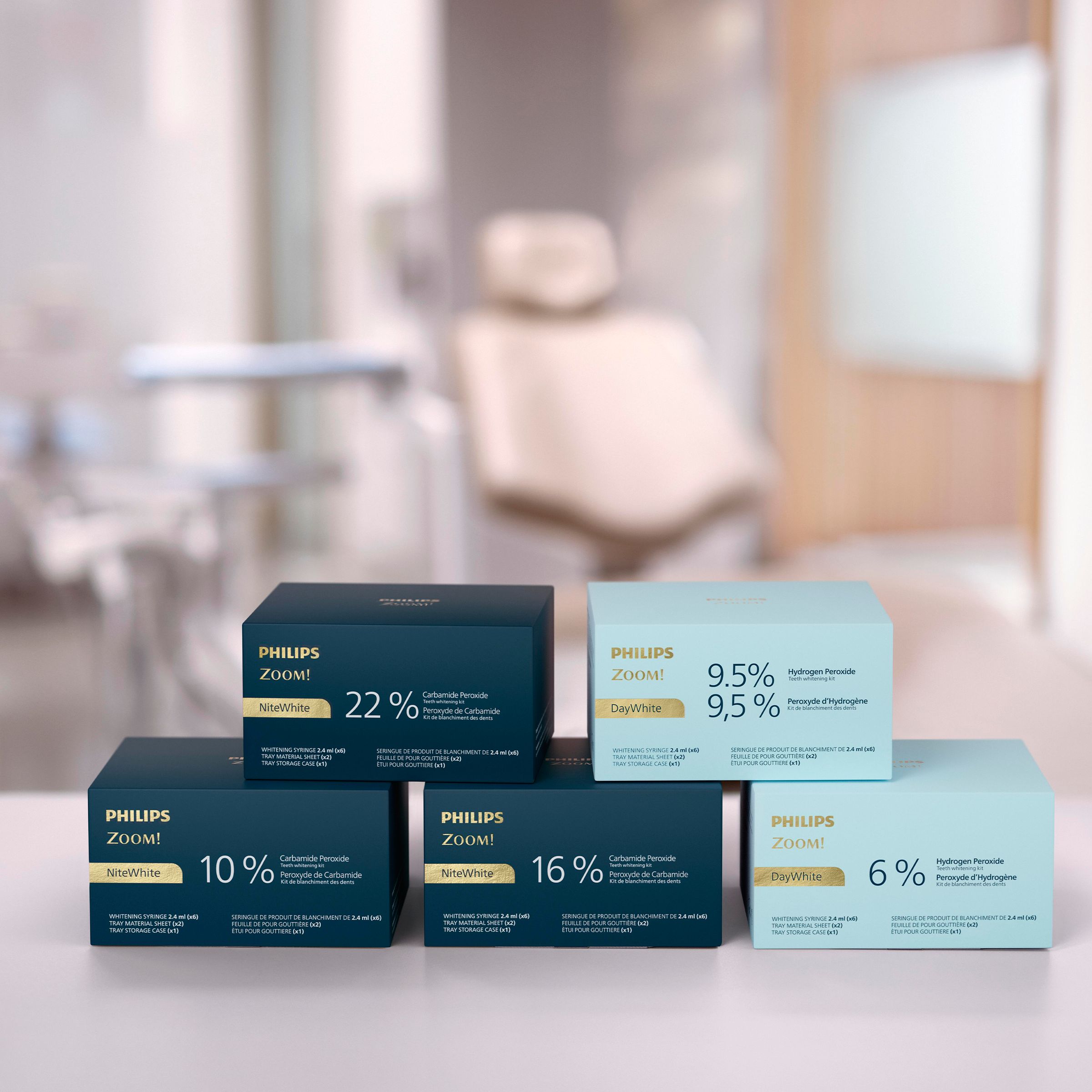 Patient appliquant du gel de blanchiment dans une goutti&egrave;re personnalis&eacute;e