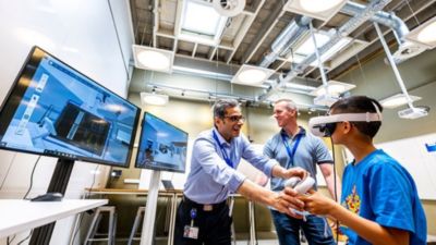 Philips-team demonstreert VR aan kind op High Tech Campus