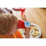 Ajuda com a transição para crescer usando o copo infantil