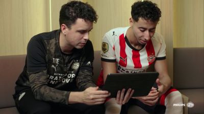 PSV football players and sports scientist using AI technology to analyze player performance data (Video thumbnail)