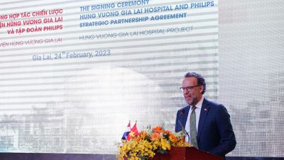 Daniel Stork speaks at Philips and Hung Vuong Gia Lai partnership ceremony