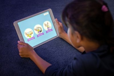 Ollie et son ami dans le jeu de l’IRM de l’application Philips Scan Buddy