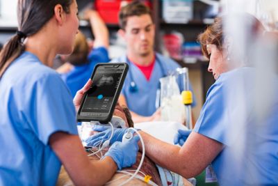 Medisch team dat een Philips Lumify handheld-echografiesysteem gebruikt tijdens spoedzorg