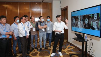 Các khách mời trải nghiệm các giải pháp chẩn đoán hình ảnh thông minh của Philips