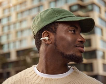 Philips True Wireless oordopjes in een stedelijke omgeving