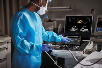 Zorgprofessional die ultrasone klankmachine gebruikt