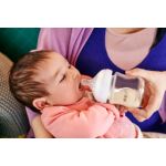 Bé bú bình theo cách tự nhiên nhất