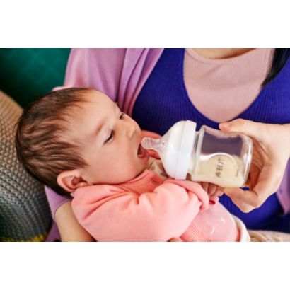 Bé bú bình theo cách tự nhiên nhất