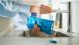 Adaugă detergent pentru a îndepărta 99 % din bacterii*