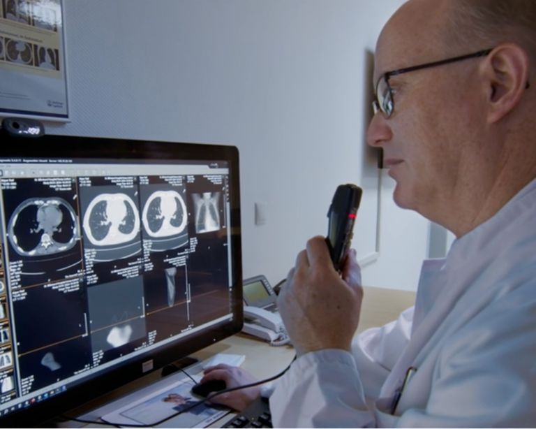 Dr. Hilmar Kuhl, Leiter der Radiologie, begutachtet den CT-Scan eines Patienten