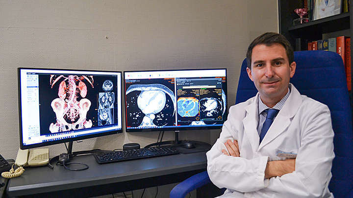 Eliseo Vañó Galván, MD, shows the Philips fully integrated diagnostic workspace for radiology. image