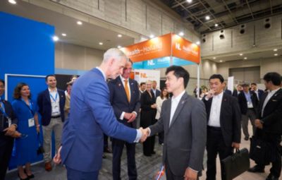 Japan Health 2025でフィリップスとオランダの代表がテープカットを行う