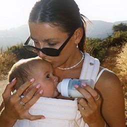 Mamá con gafas para bebés