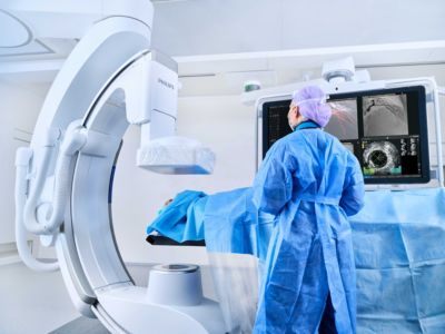 Clínico realizando un procedimiento cardíaco guiado por imágenes utilizando el sistema Philips Azurion como parte del ensayo RADIQAL