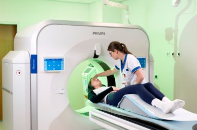 Zorgprofessional positioneert een patiënt in de Philips Rembra CT-scanner