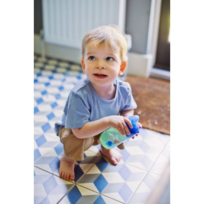Snap-top lid keeps spout clean on the go