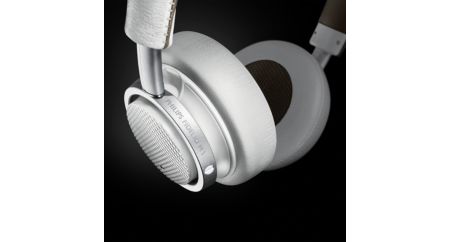 Acoustic closed-back architecture for best noise isolation