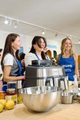 Doppelkorb-Heißluftfritteuse auf dem Vorführtisch