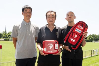 AEDを持った中部大学とフィリップス・ハート・セーフ・スタジアムのチームメンバー