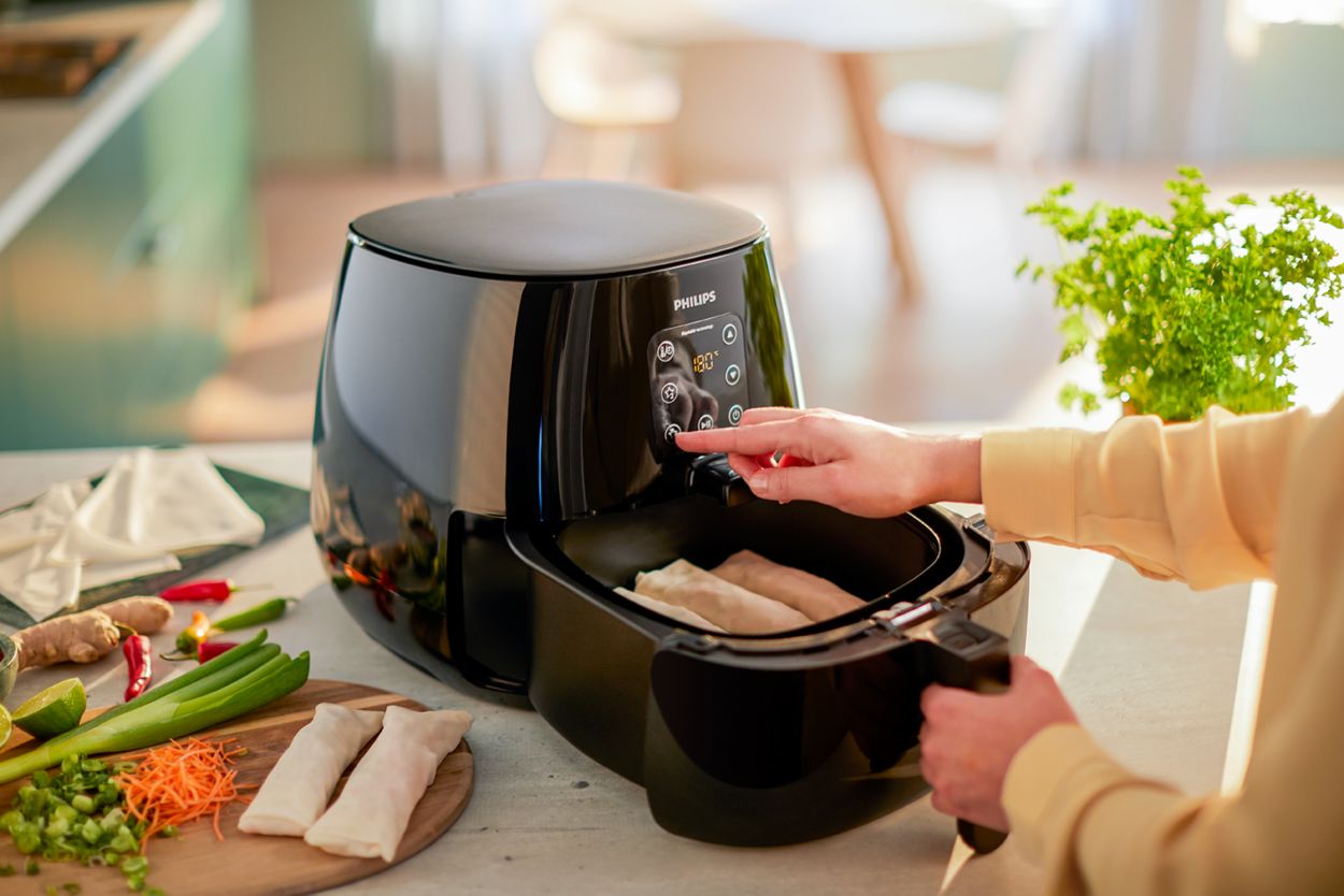 Philips Essential Airfryer XL (HD9260/91R1) vs Philips Philips 3000 Series  Airfryer Compact: What is the difference?