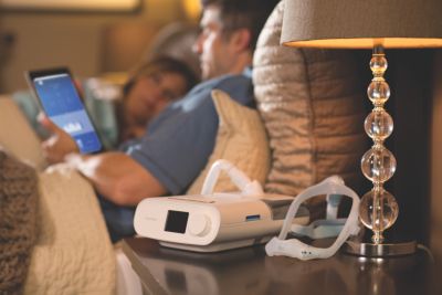 アプリ付き睡眠療法デバイス「DreamStation」を使用するカップル