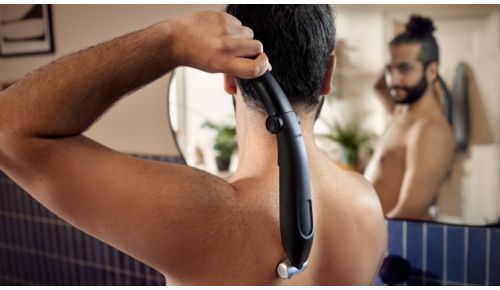 Trim de steder, der er svære at nå, med tilbehøret til ryggen