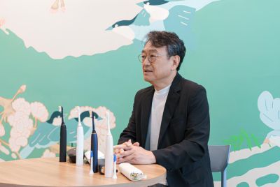 オーラルケア取材で身振り手振りをする櫻井正夫さん