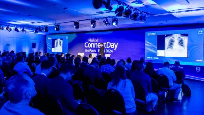 Público assistindo à apresentação sobre inovação em saúde na conferência Philips ConnectDay