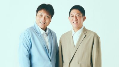 カジュアルジャケットで笑顔の2人