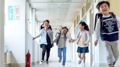 学校の廊下を走る子供たち