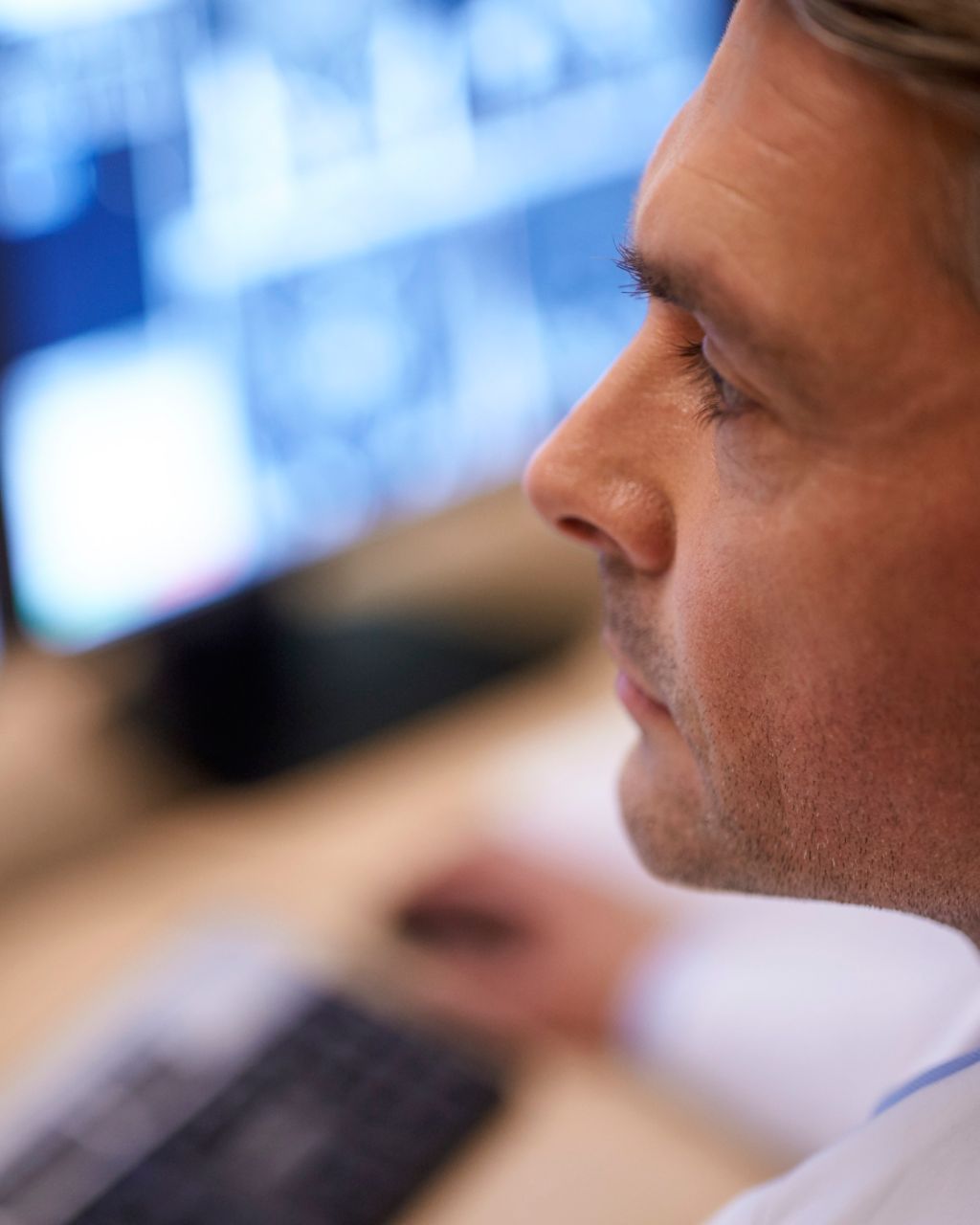 Clinician reading scans