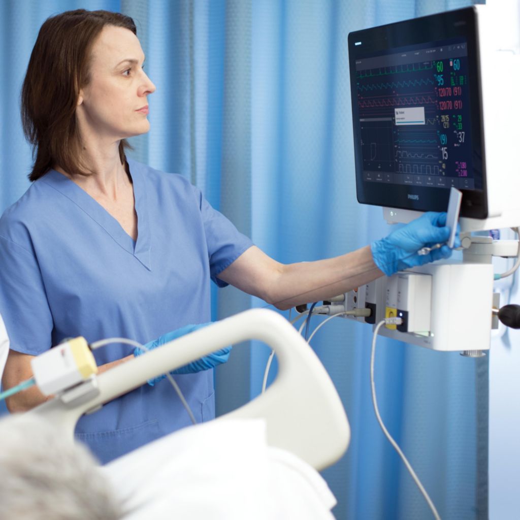 Clinician using IntelliVue MX750 in ICU