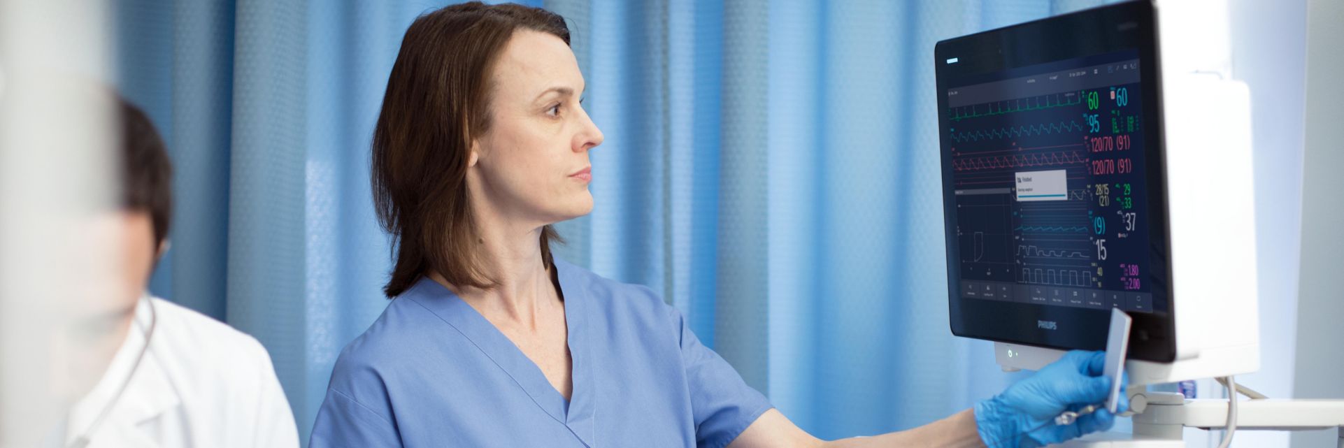 clinician using intellivue patient monitor