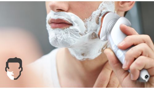 AquaTec consente una rasatura confortevole a secco, o rinfrescante sulla pelle bagnata