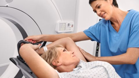 technoloog en patiënt in een ct-simulator