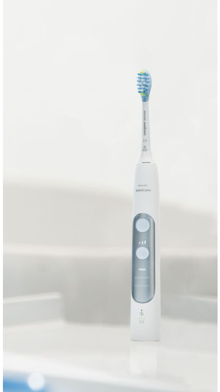 Philips ExpertClean elektrische tandenborstel op een plank