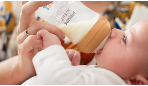 La tetina libera leche cuando el bebé succiona activamente