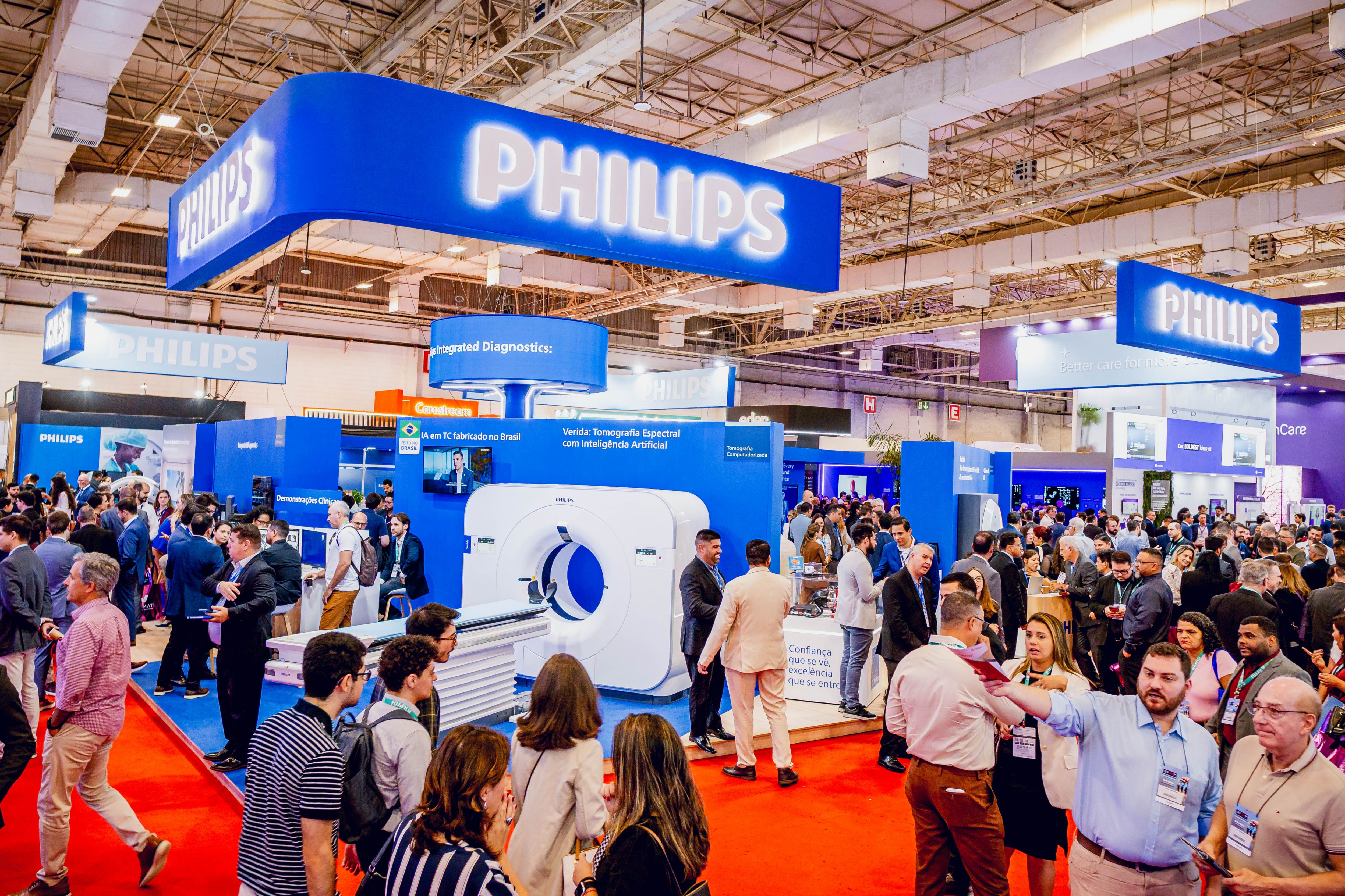 Visitantes no estande da Philips conhecem soluções conectadas de radiologia com IA na JPR 2026
