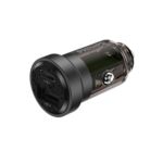 配備 USB-A 和 USB-C 埠的車用充電器