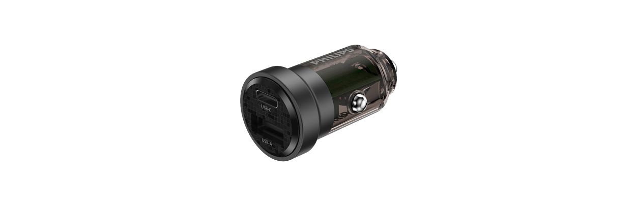 配備 USB-A 和 USB-C 埠的車用充電器