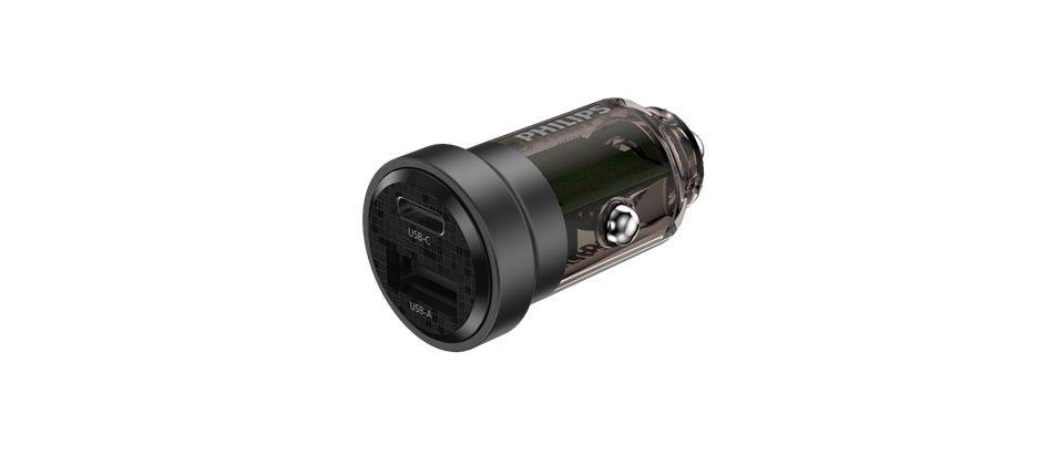配備 USB-A 和 USB-C 埠的車用充電器