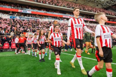 Kinderen van Philips-medewerkers met spelers van PSV het veld op