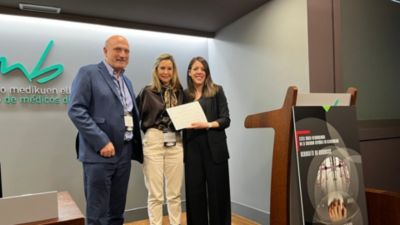 Profesionales sanitarios posan durante la entrega de un premio de investigación en ultrasonido en el Curso Internacional de la Sociedad Española de Ultrasonido en Bilbao.