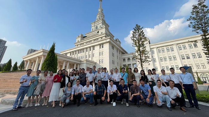 Trainees and instructors pose for group photo at VinUni campus