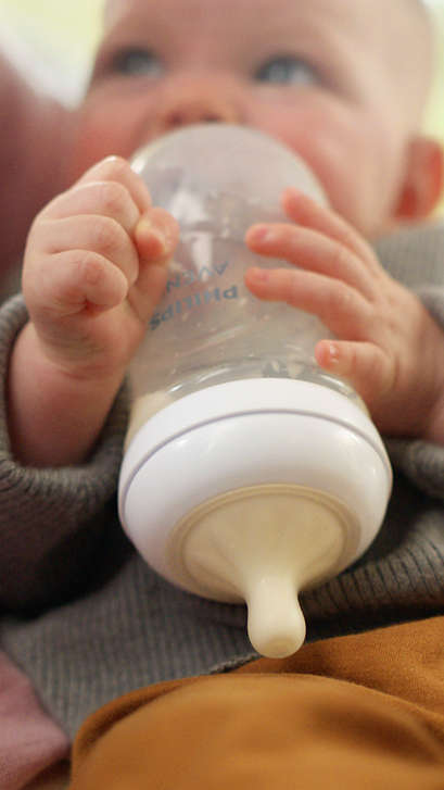 Support baby's own drinking rhythm, like at the breast​