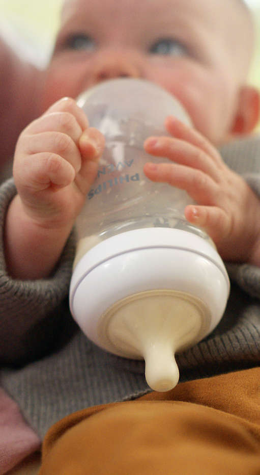 Støtt babyens egen drikkerytme, som på brystet